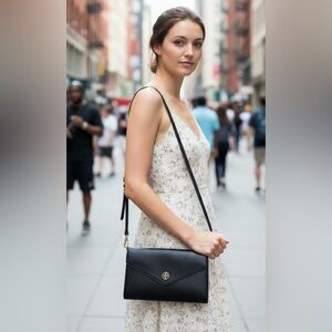 Tory Burch Envelope Robinson
crossbody bag/ clutch